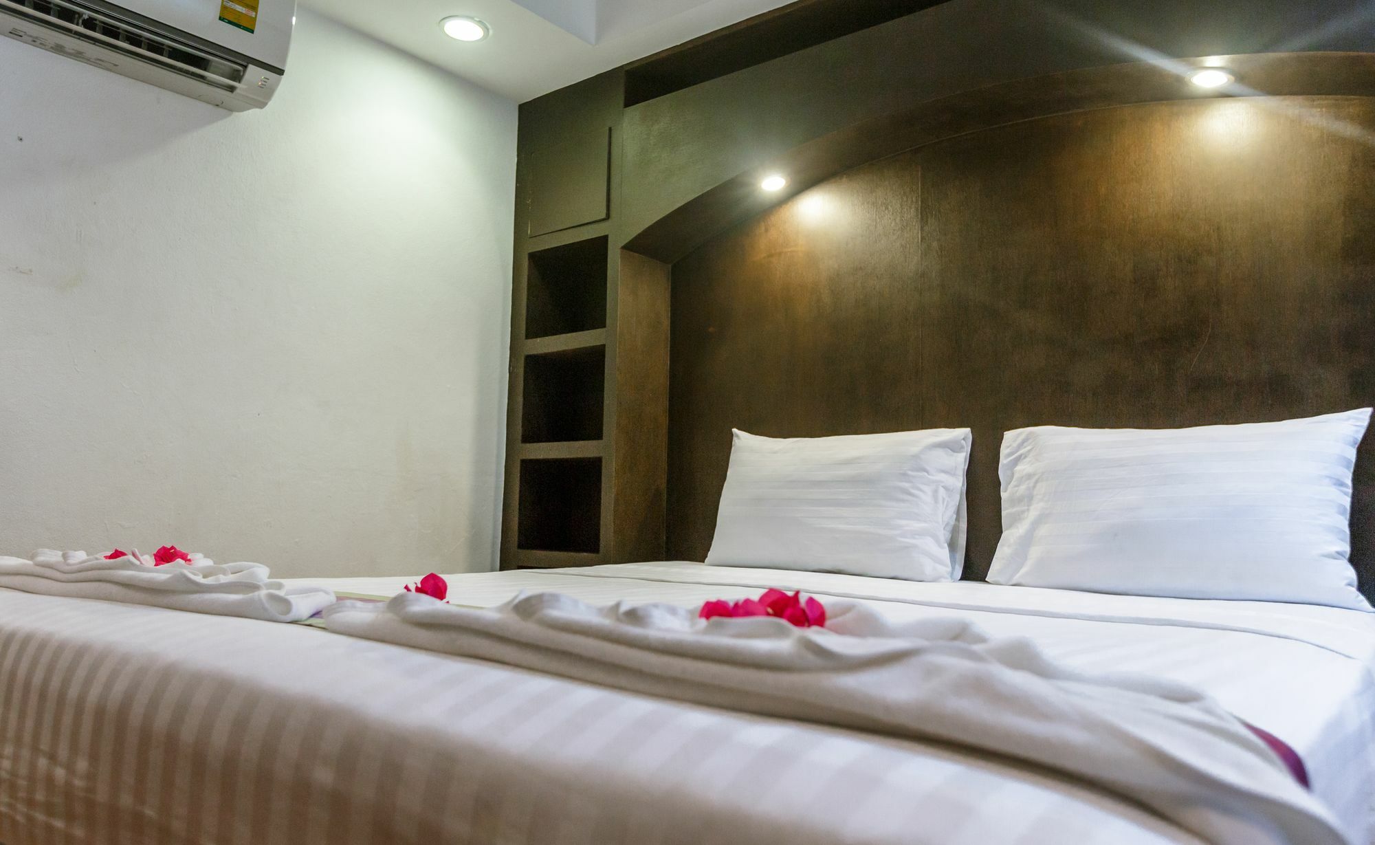 Porterhouse Beach Hotel Patong Eksteriør billede