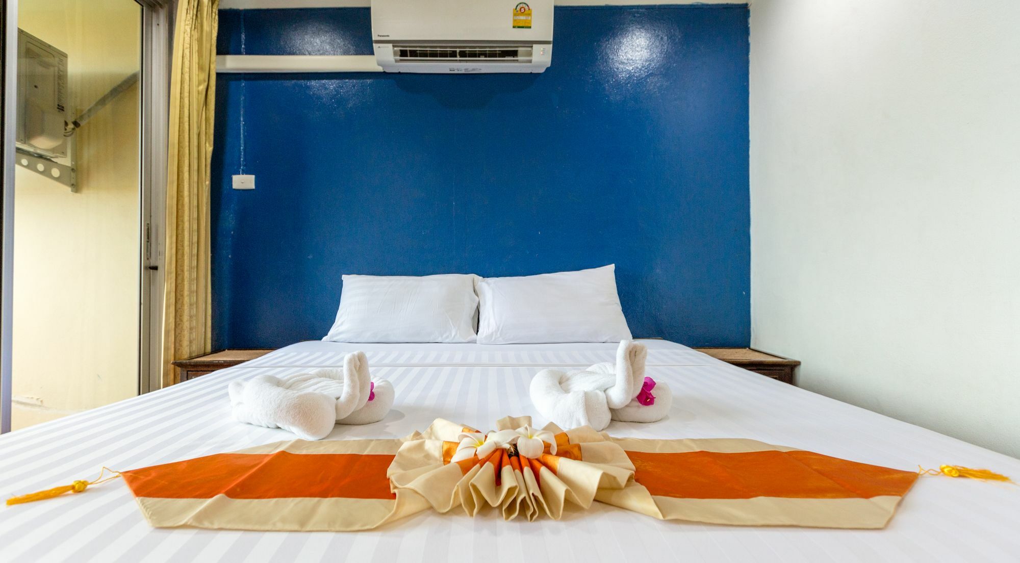 Porterhouse Beach Hotel Patong Eksteriør billede