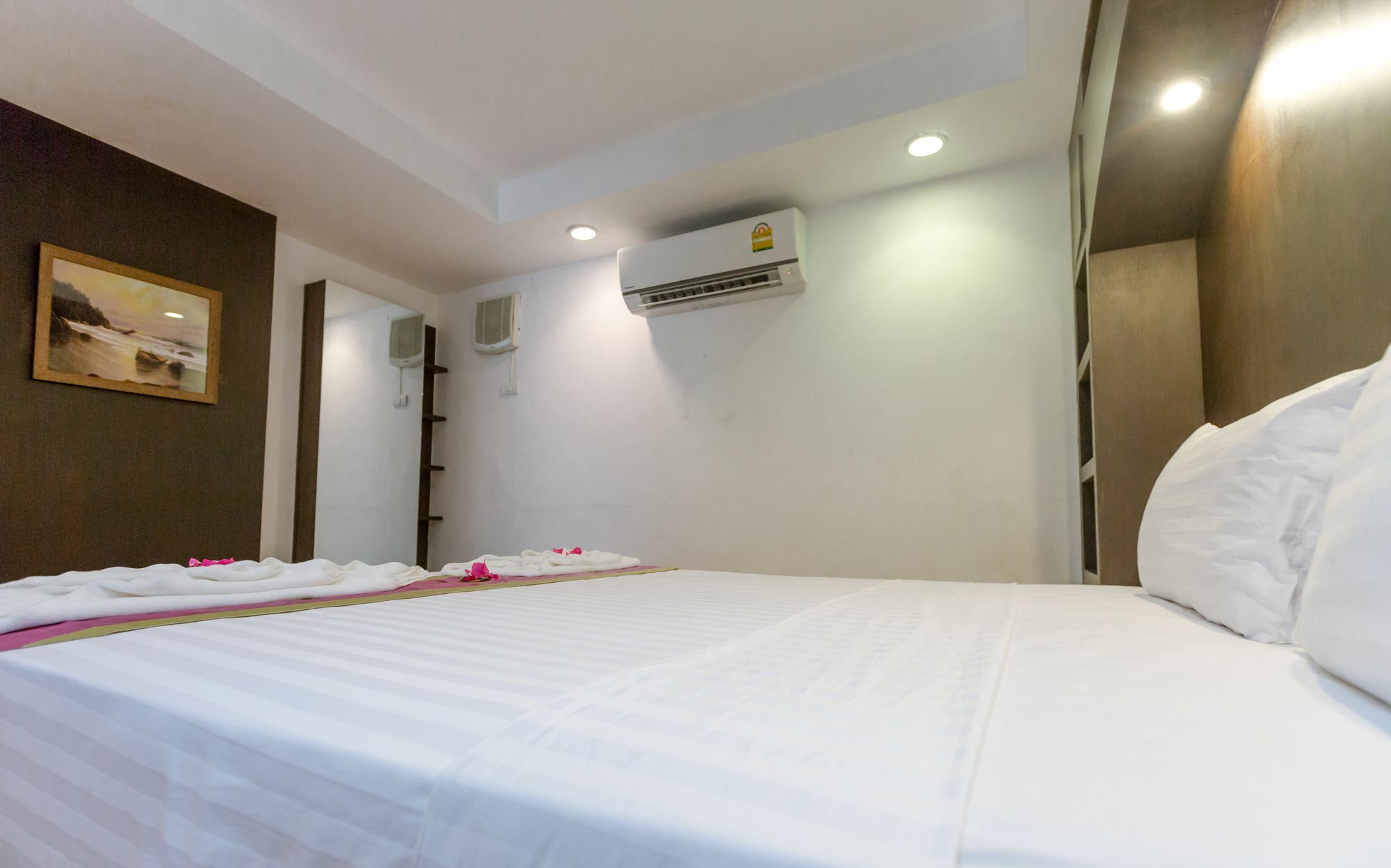 Porterhouse Beach Hotel Patong Eksteriør billede